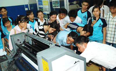 Sinh viên ngành in đang thực tập trên máy in