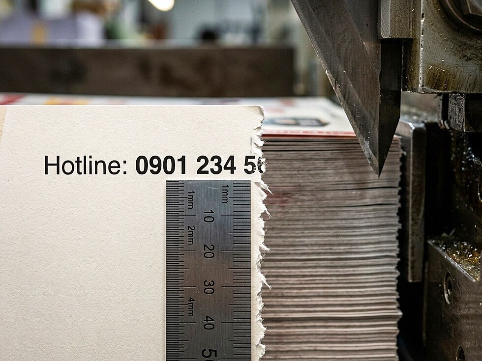Vùng tràn lề quá nhỏ dẫn đến lỗi cắt phạm hotline hoặc logo