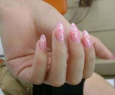 Ngón đeo nhẫn có hoa tay