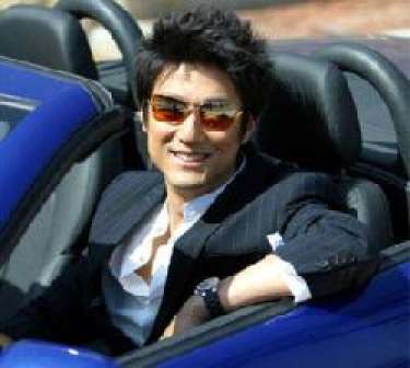 Vuốt tóc vui vẻ