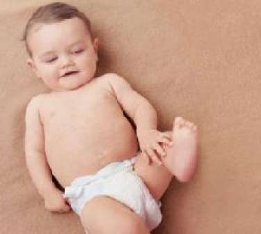 Khi bé yêu của bạn cũng biết… đá chân