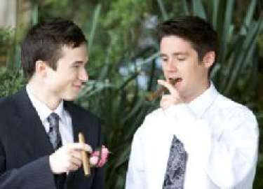 Đoán tính cách đàn ông qua cách hút thuốc