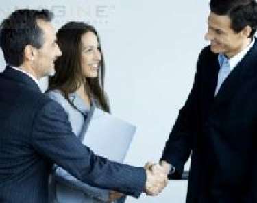 Bắt tay cởi mở