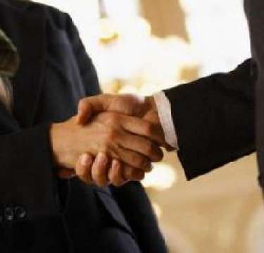 Bắt tay nhiệt tình