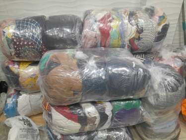 Gom quần áo cũ, mới ủng hộ bà con miền bắc sau Bão Yagi